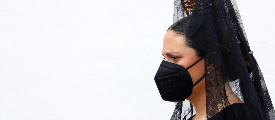 Una mujer con mascarilla y vestida de mantilla en Córdoba el año pasado
