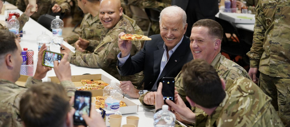 Joe Biden come con las tropas estadounidenses en Jasionka, Polonia, el 25 de marzo