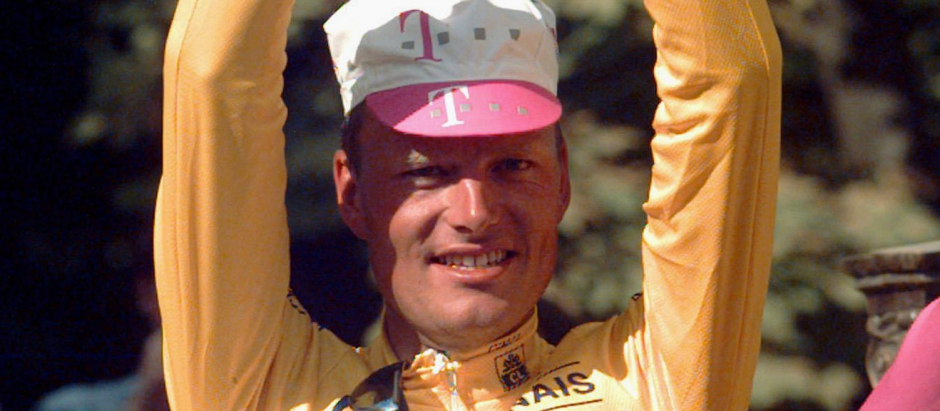 Bjarne Riis con el maillot amarillo en el podio de París en 1996