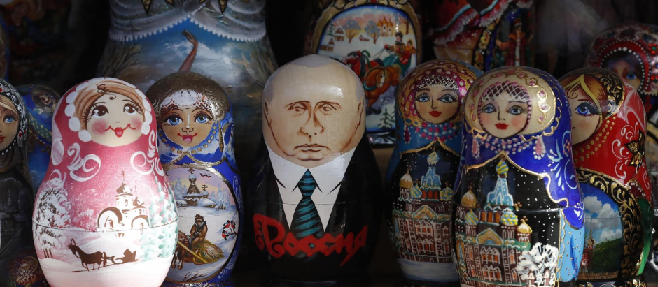 Una matryoshka de Vladimir Putin en un mercado de San Petersburgo