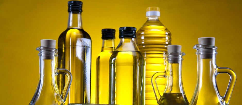 .Distintos botellas y envases para aceite