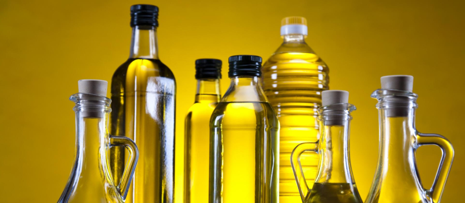 .Distintos botellas y envases para aceite