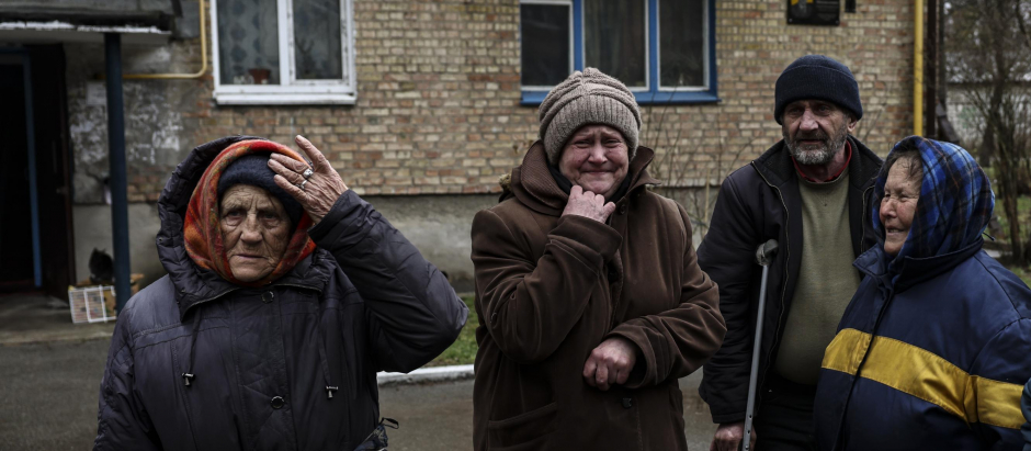 Mujeres llorando en el exterior de sus casas en la localidad ucraniana de Bucha, bajo el control de los rusos hasta esta semana