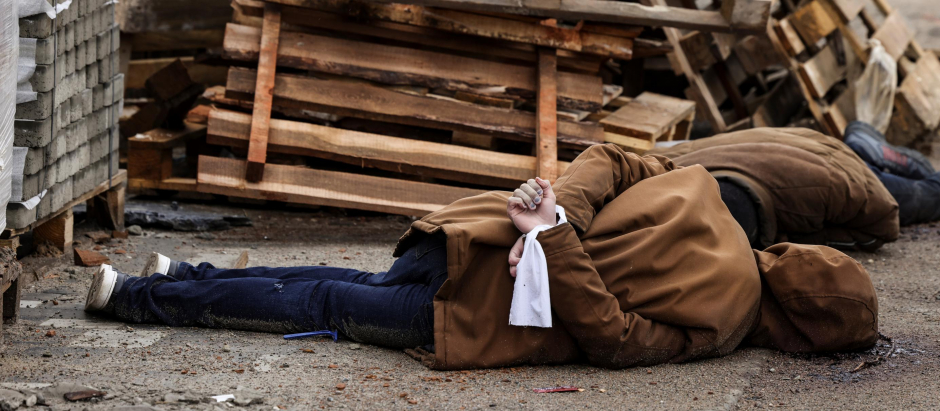 El cuerpo de un hombre, con las muñecas atadas a la espalda, yace en una calle de Bucha, justo al noroeste de la capital, Kiev, el 2 de abril