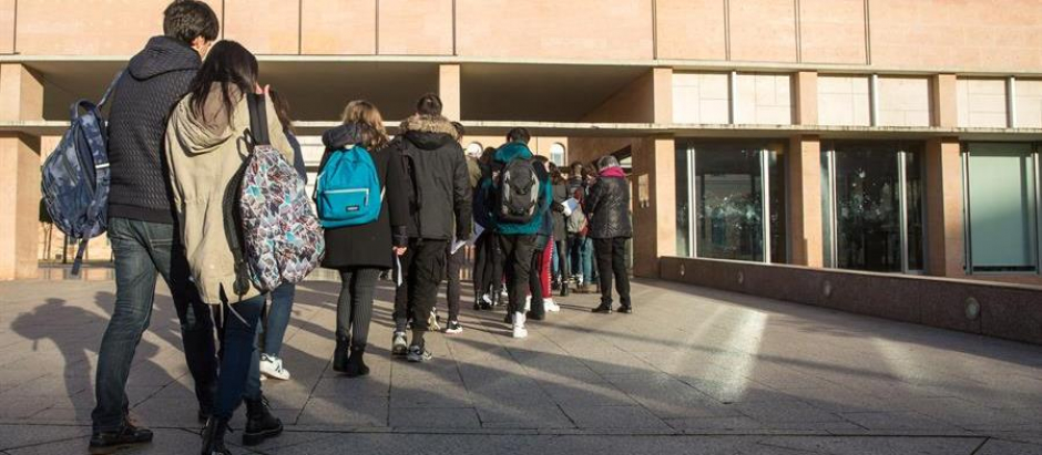 Alumnos entran a un colegio en La Rioja