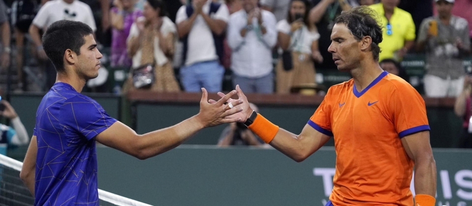 Carlos Alcaraz y Rafael Nadal se saludan tras la semifinal en Indian Wells