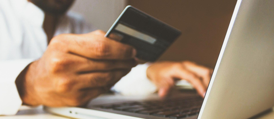 Si se detecta un pago no autorizado con tarjeta, es recomendable avisar rápidamente al banco