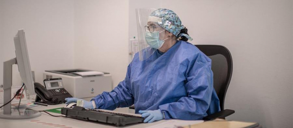 Una doctora consulta su ordenador, durante la pandemia de coronavirus. Imagen de archivo