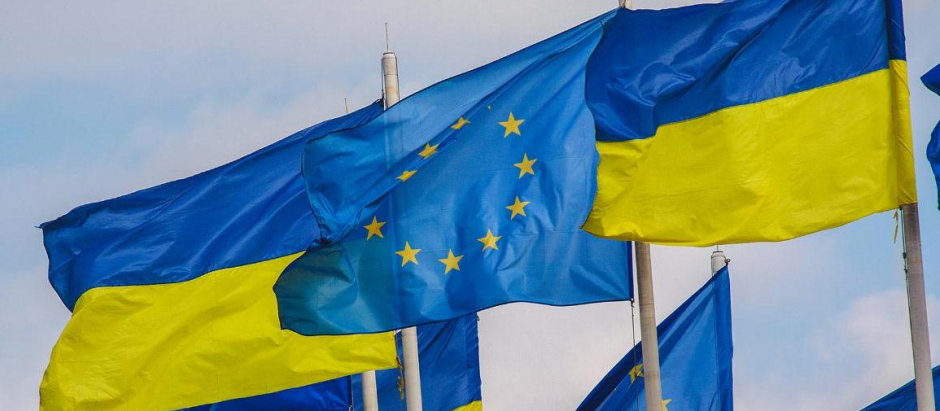 Banderas de Ucrania y de la Unión Europea ondeando