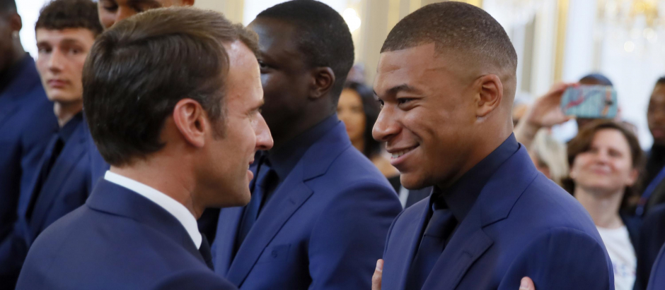 Emmanuel Macron saluda a Kylian Mbappé