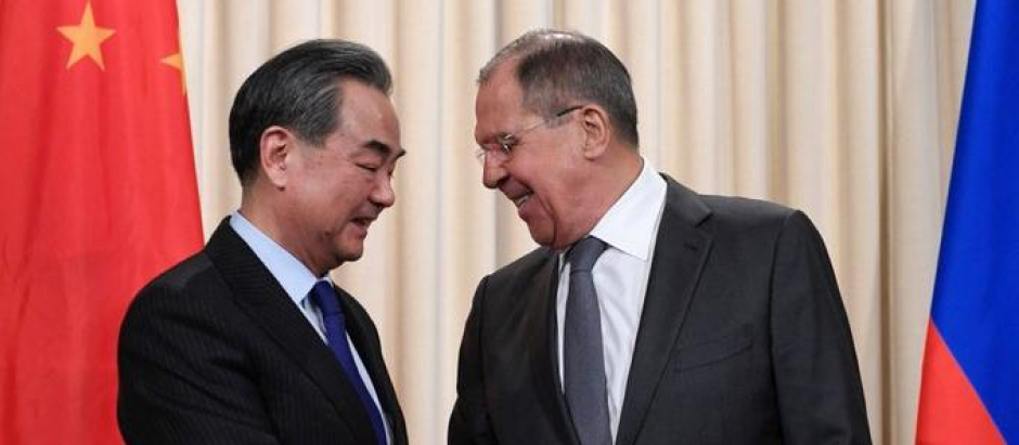 Ministro de Relaciones Exteriores de China, Wang Yi y su contraparte ruso Sergei Lavrov