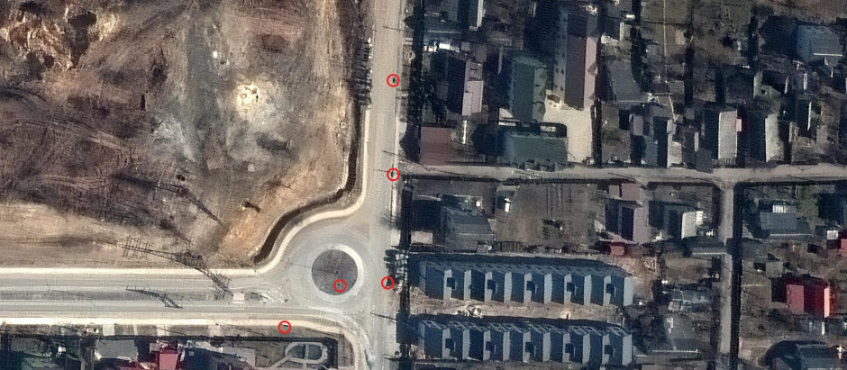 Manchas en imágenes satelitales que se corresponden con los cadáveres encontrados en Bucha tras la retirada de Rusia