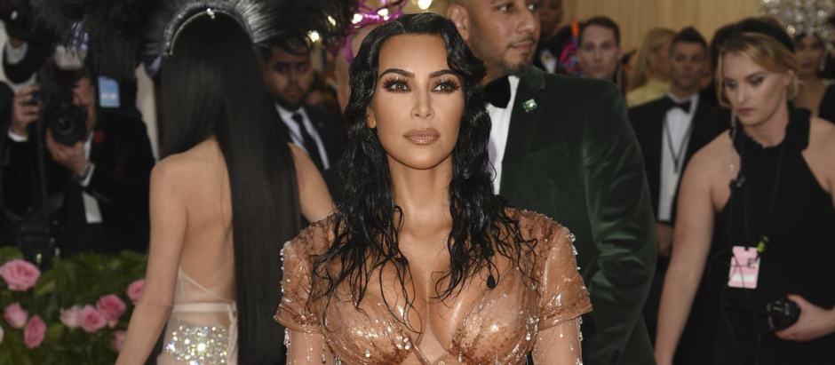 Kim Kardashian at The Metropolitan Museum of Art's Costume Institute benefit gala celebrating the opening of the "Camp: Notes on Fashion" exhibition on Monday, May 6, 2019, in New York. 
en la foto : vestida por la firma " Mugler "