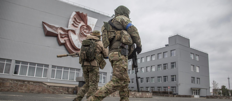 Soldados rusos patrullan la central nuclear de Chernóbil tras retomar su control, este martes