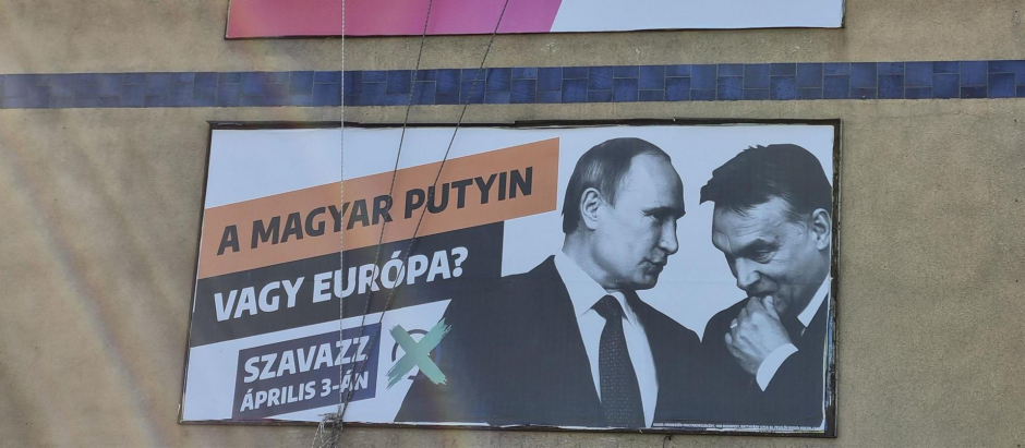 Cartel de la oposición húngara en el que asegura que Viktor Orbán "es el "Putin húngaro"