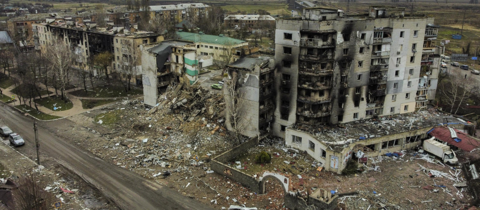 Vista aérea de un edificio de viviendas bombardeado en Borodianka, al noroeste de Kiev, este miércoles