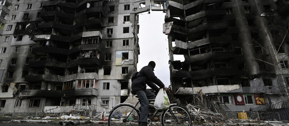 Un ciclista pasa por delante de un edificio bombardeado en Borodianka, al noroeste de Kiev