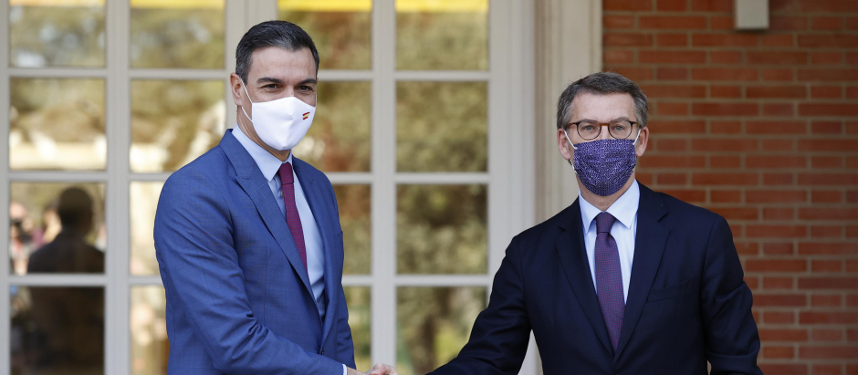 Pedro Sánchez y Alberto Núñez Feijóo en su primer encuentro en Moncloa tras la elección del nuevo líder del PP