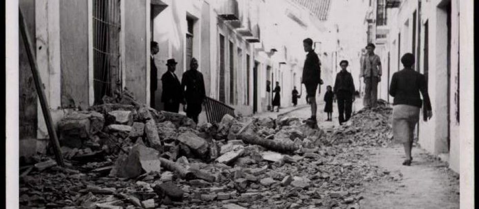 Calle Muñiz con escombros de las casas destruidas por el bombardeo republicano