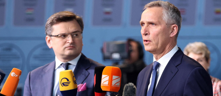 El Ministro de Relaciones Exteriores de Ucrania, Dmytro Kuleba (Iz), y el Secretario General de la OTAN, Jens Stoltenberg en Bruselas