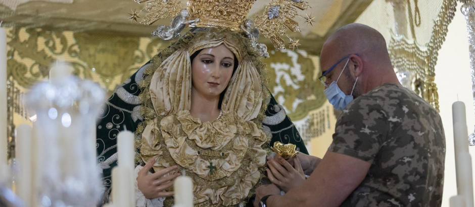 La Virgen de la Cofradía de María Santísima del Amparo en Málaga