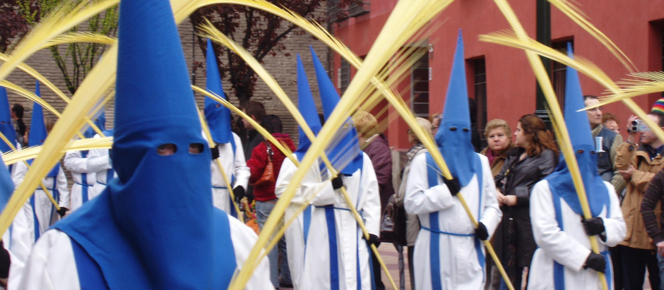 La cofradía de la Entrada, en Zaragoza, celebrando el Domingo de Ramos