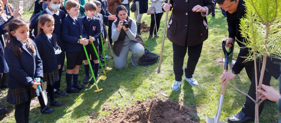 La alcaldesa de Pozuelo de Alarcón, Susana Pérez Quislant, plantando un árbol