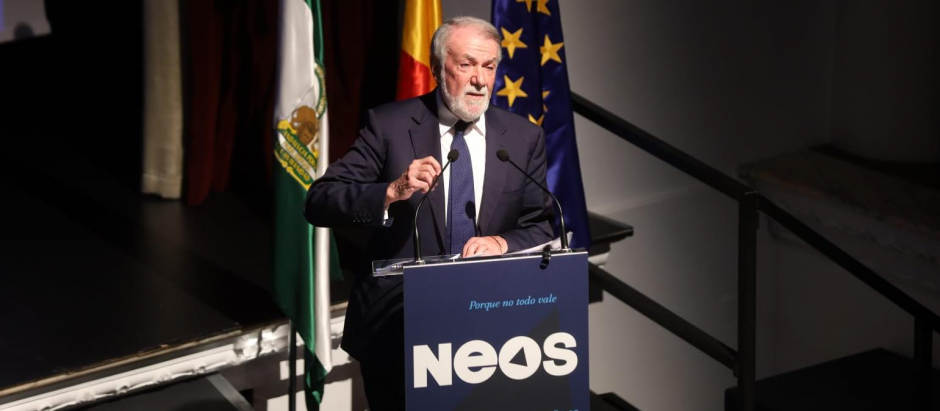 Jaime Mayor Oreja, en un encuentro de NEOS en Sevilla
