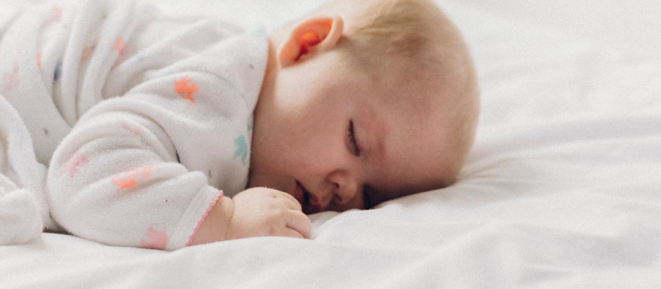 Un reciente estudio japonés ha concluido que la mejor manera de calmar y dormir a un bebé cuando llora es caminar con él en brazos durante cinco minutos