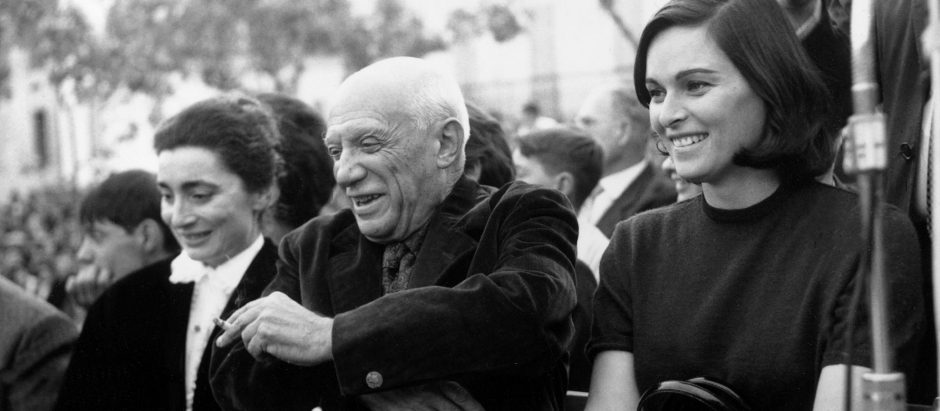 Pablo Picasso junto a su esposa, Jacqueline, y otra mujer sin identificar en una corrida de toros en honor a su 80 cumpleaños en la Riviera Francesa, en 1961
