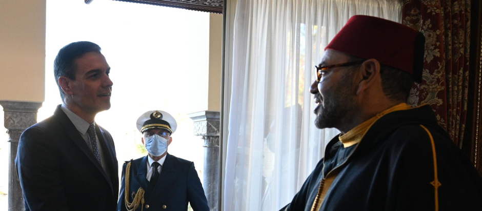 El presidente del Gobierno español, Pedro Sánchez, saluda al rey Mohamed VI de Marruecos
