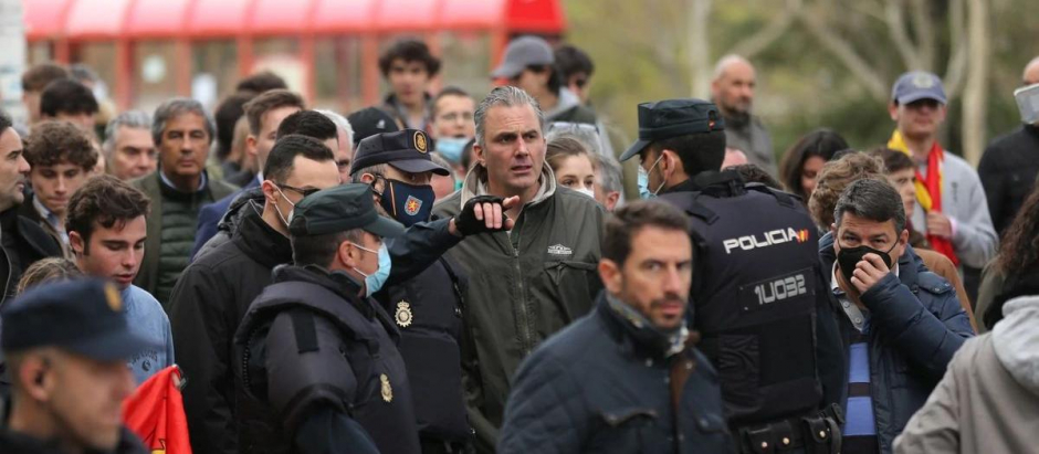Ortega Smith escoltado por agentes de policía en la Universidad Complutense de Madrid