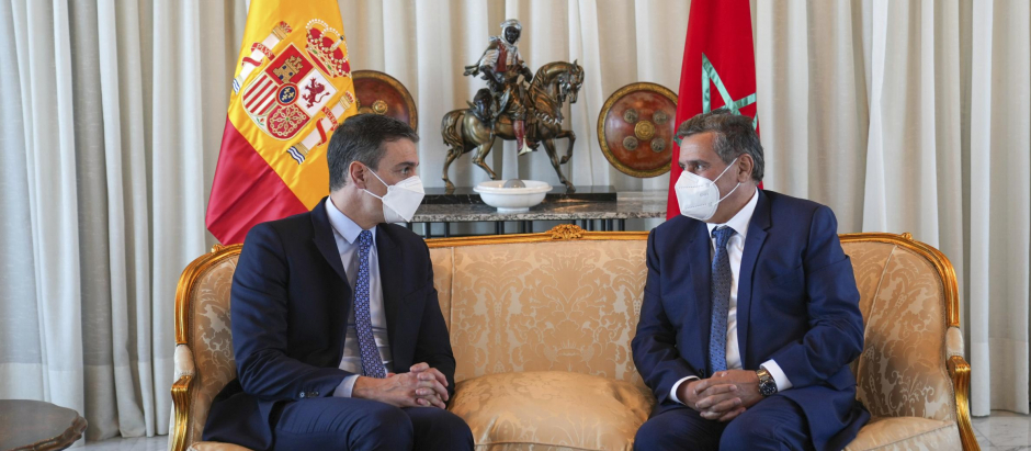 Una instantánea durante la reunión de Mohamed VI con Pedro Sánchez, al fondo, la estatuilla del bereber conquistador de la Península Ibérica