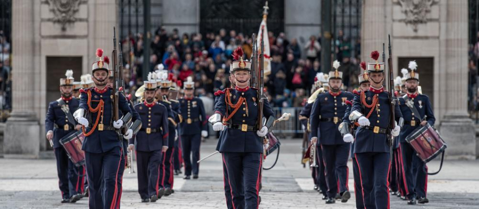La Guardia Real entrante en la plaza de la Armería del Palacio Real de Madrid