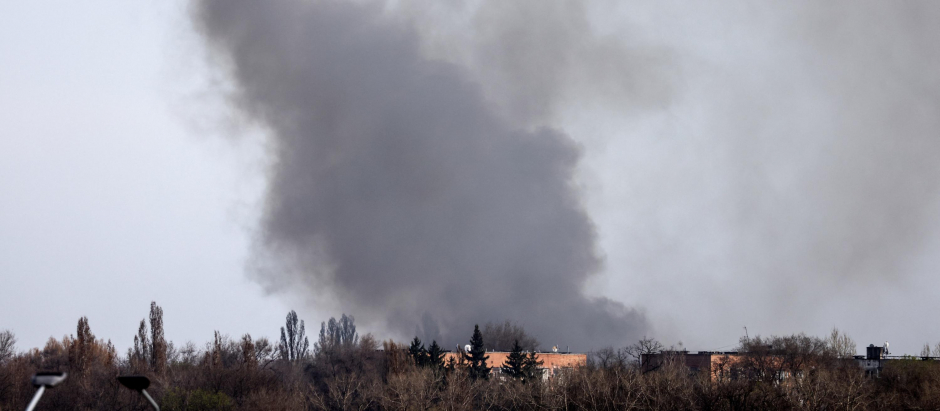 Una columna de humo emana de los restos, calcinados, del aeropuerto internacional de Dnipro