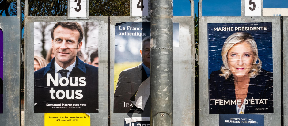 Carteles de la campaña alectoral de Marine Le Pen y Emmanuel Macron en Perpignan