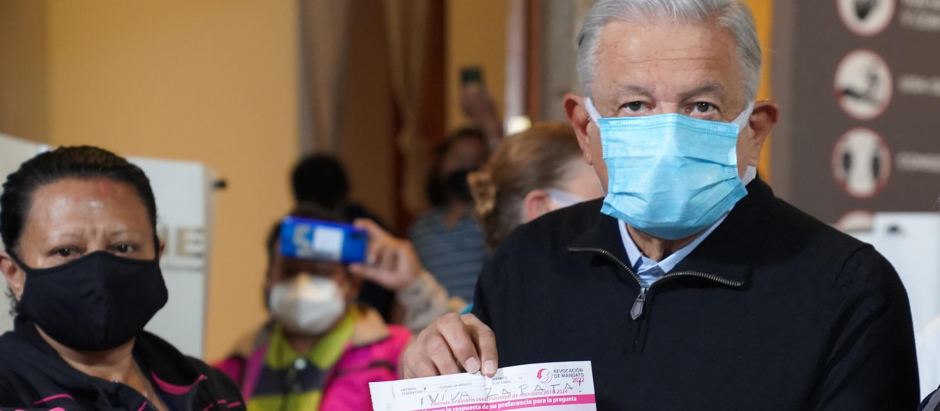 López Obrador muestra su voto a los periodistas