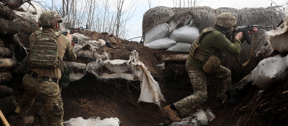 Soldados ucranianos luchan en las trincheras del Donbás