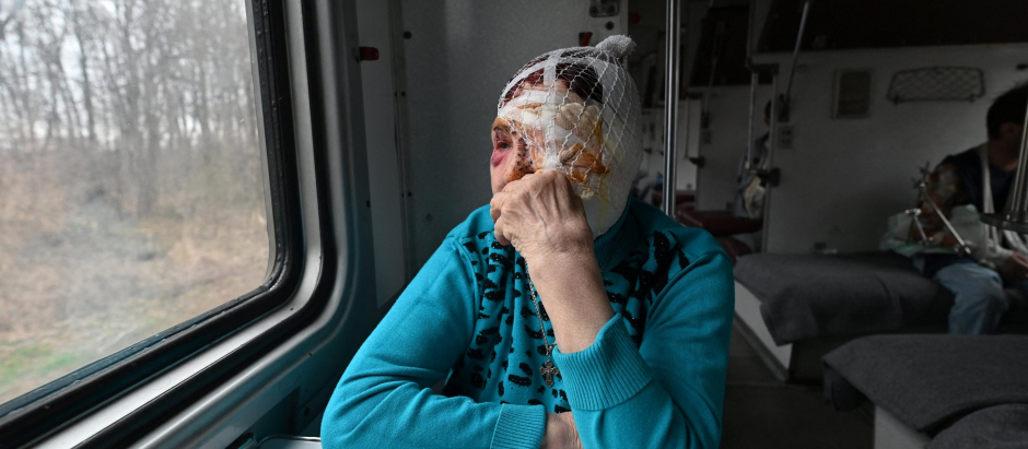 Praskovya, 77 años, sentada en el tren que le salvó la vida