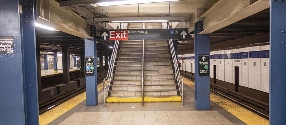 Una estación de metro de Nueva York vacía