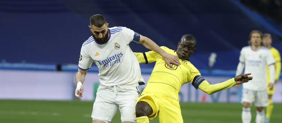 El delantero del Real Madrid Karim Benzemá (i) trata de escapar de Antonio Rudiger, del Chelsea