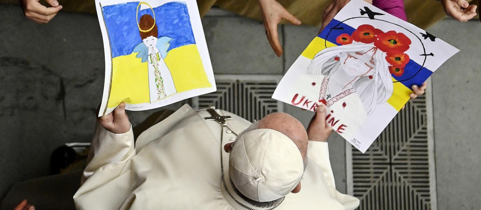 El Papa Francisco recibe los dibujos de dos niños que se encontraban en la audiencia
