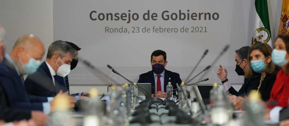 Juanma Moreno durante una reunión del Consejo de Gobierno de la Junta de Andalucía