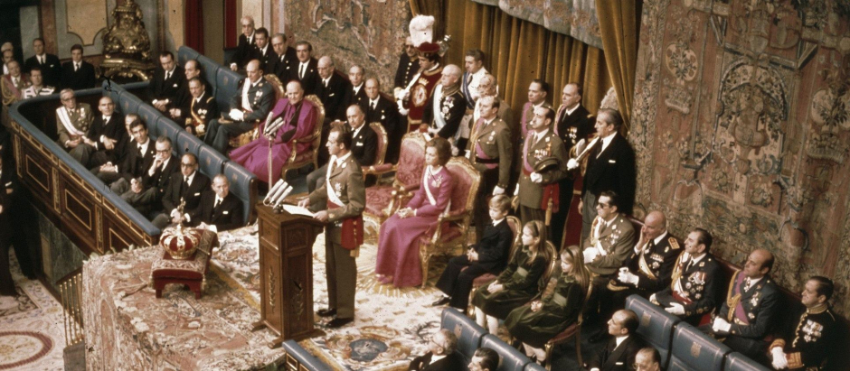 Juan Carlos I siendo siendo proclamado Rey en 1975