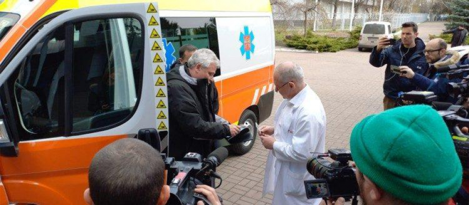 El cardenal Krajewski entregando la segunda ambulancia del Papa en un hospital de Kiev
