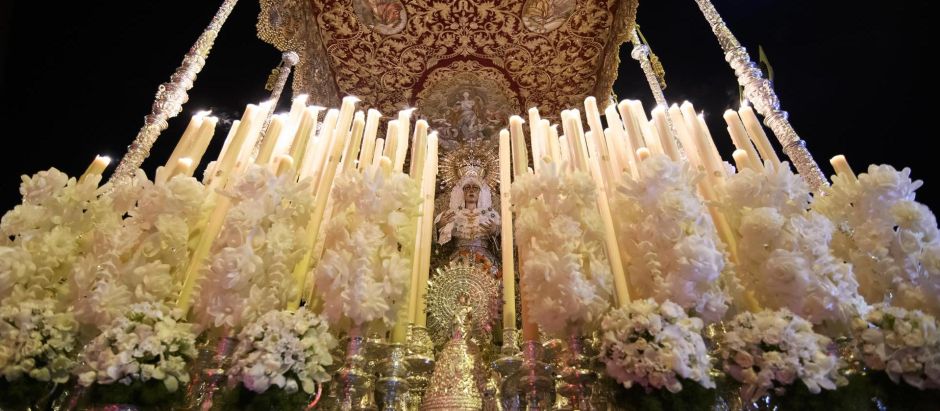 El paso de la Virgen de la Macarena en la salida de la procesión