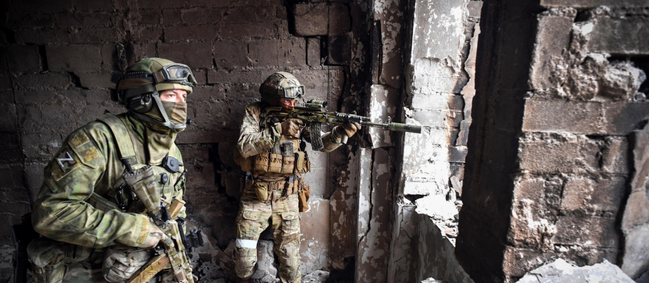 Dos soldados rusos patrullan en Mariúpol