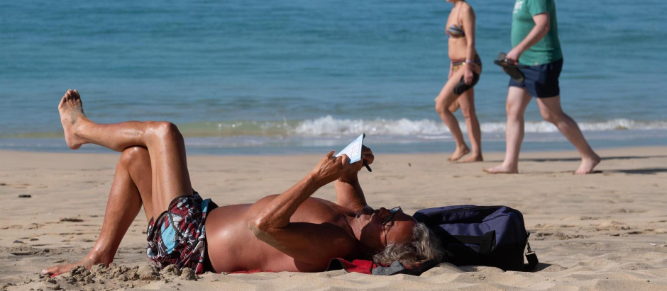 Numerosos turistas disfrutan del sol y el buen tiempo en la playa de Morro Jable, en Fuerteventura