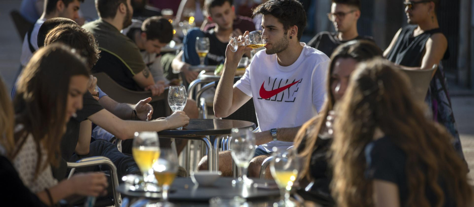 Un grupo de jóvenes come y bebe en una terraza de Tarragona. Cataluña es la comunidad con peor percepción de la convivencia en todos los ámbitos
