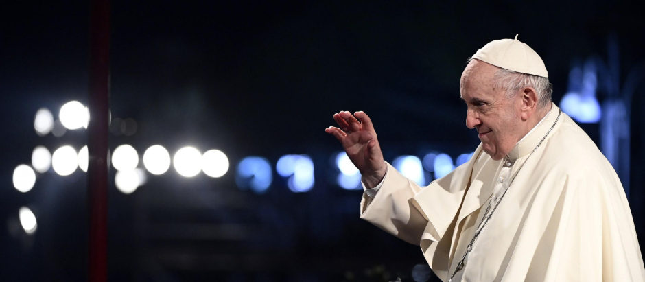 El Papa Francisco preside el tradicional Via Crucis de Roma en el Coliseo Romano